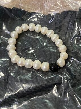White Freshwater Pearl Stretch Bracelet with Black Accent Bead